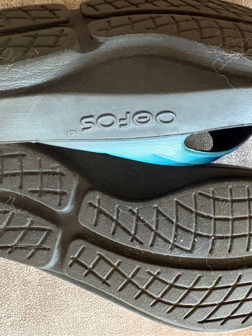 Oofos blue flip flops size 6 w - Picture 4 of 6